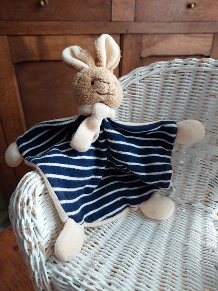 Doudou plat lapin rayé bleu marine