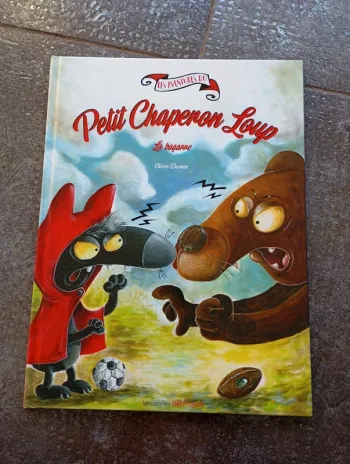 Livre neuf petit chaperon loup la bagarre