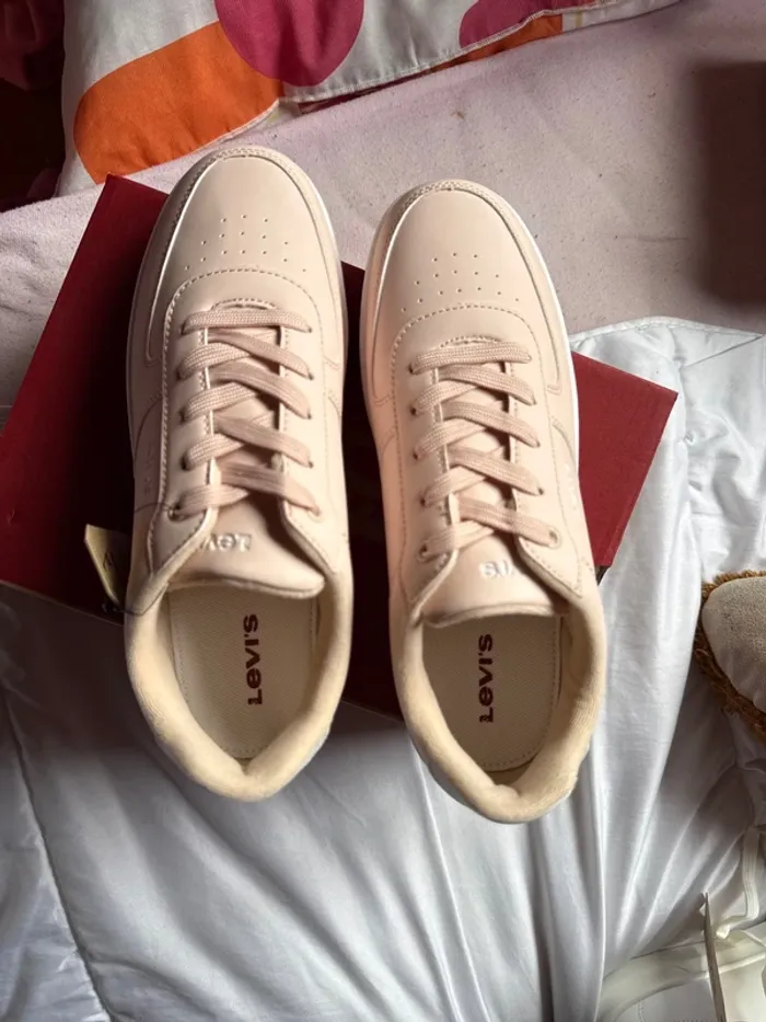 Superbes baskets Levi’s rose neuves avec étiquette pointure 39 - photo numéro 7