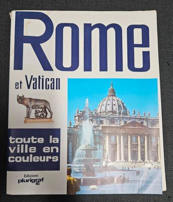 "Rome et Vatican, toute la ville en couleurs".
128 pages