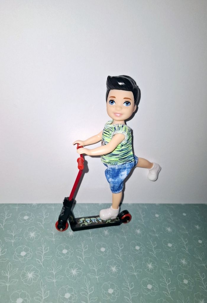 Barbie enfant garçon et sa trotinette