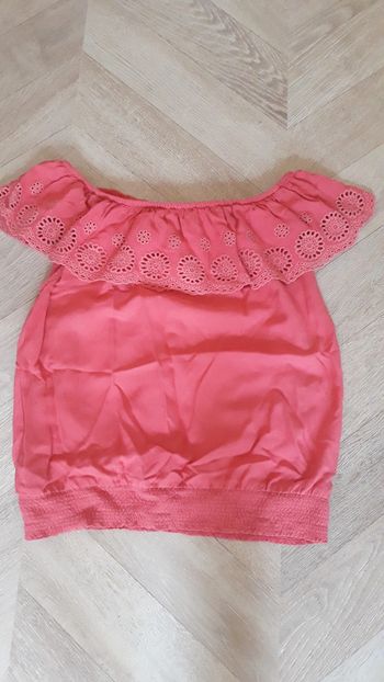 Haut corail avec épaules dénudées