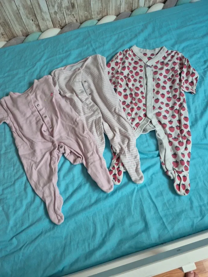 3 pyjamas Léger 9mois