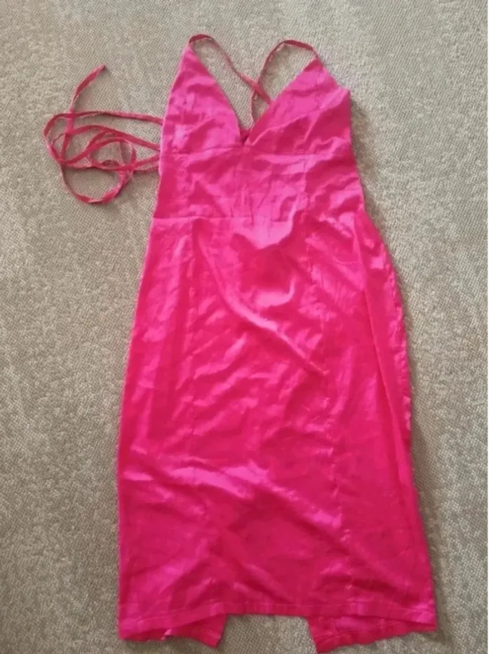 Robe satinée dos nu