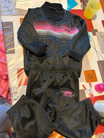 Ensemble  jogging airness taille 36moi