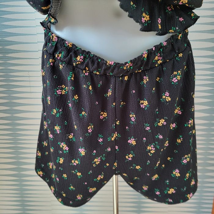 Short taille haute noir fleuri Promod taille L en excellent état - photo numéro 5
