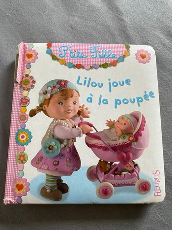 Lilou joue à la poupée