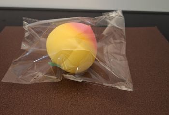 Fidget jouet antistress fruit pêche squizzy