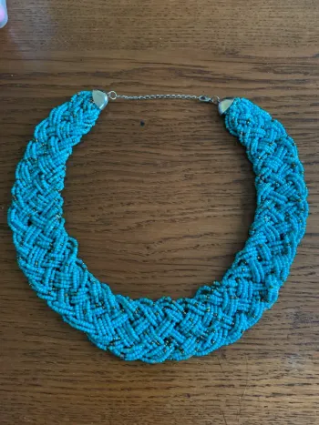 Grand collier de perles de rocaille couleur turquoise