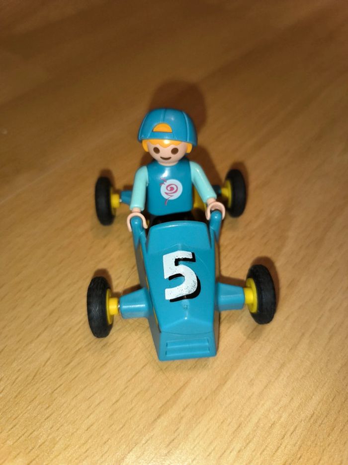 Enfant Playmobil avec voiture de course