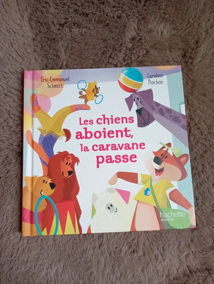 Livre Hachette les chiens aboient la caravane passe