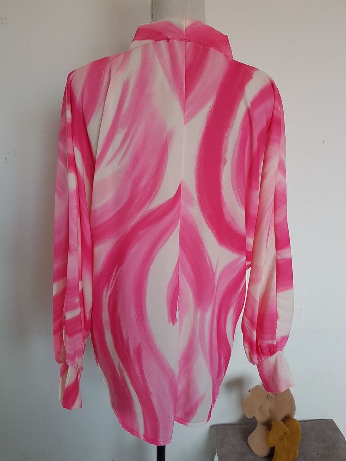 Blouse tons roses, lien à nouer au cou. Made in Italy. Taille 44, 64cm aux aisselles, 70cm de haut. - photo numéro 3