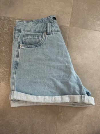Short en jean taille haute bleu claire avec poche