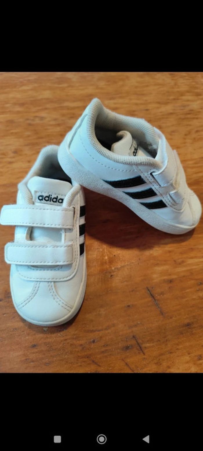 Basket blanche Adidas à bandes noires taille 21