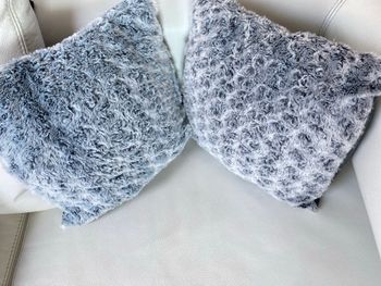 2 coussins gris fourrure et polaire 35 x 40 cm