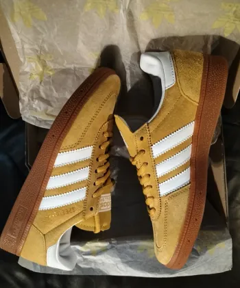 Baskets Adidas Spezial couleur jaune moutarde