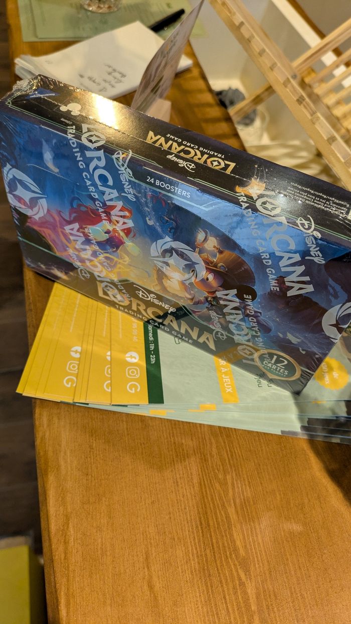 Display lorcana saison 10 lueur dans les profondeurs neuf sous emballage