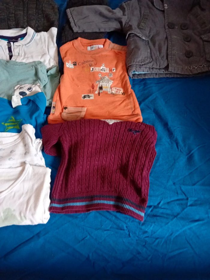 Lot bodies / manteaux / tshirt/ pull garçons 6 mois - photo numéro 5