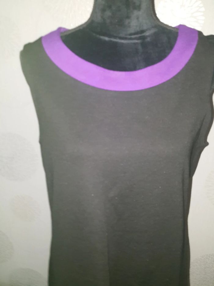 Robe noire et violette