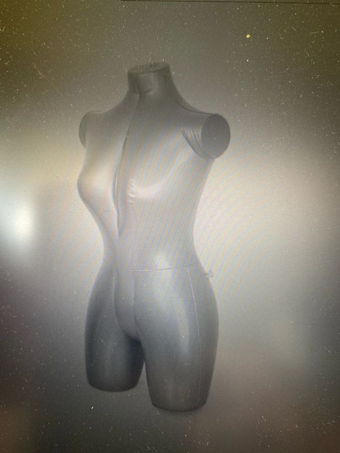 Mannequin gonflable poitrine mi jambes femme - photo numéro 4