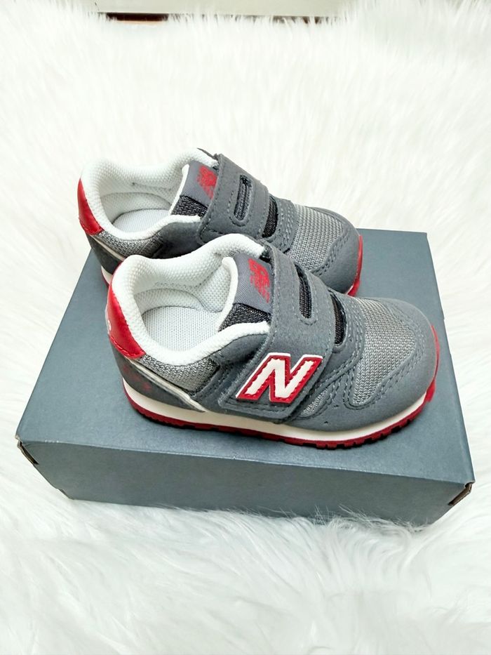 Baskets New Balance bébé – taille 20,5 – gris/rouge – Neuf avec étiquette - photo numéro 3