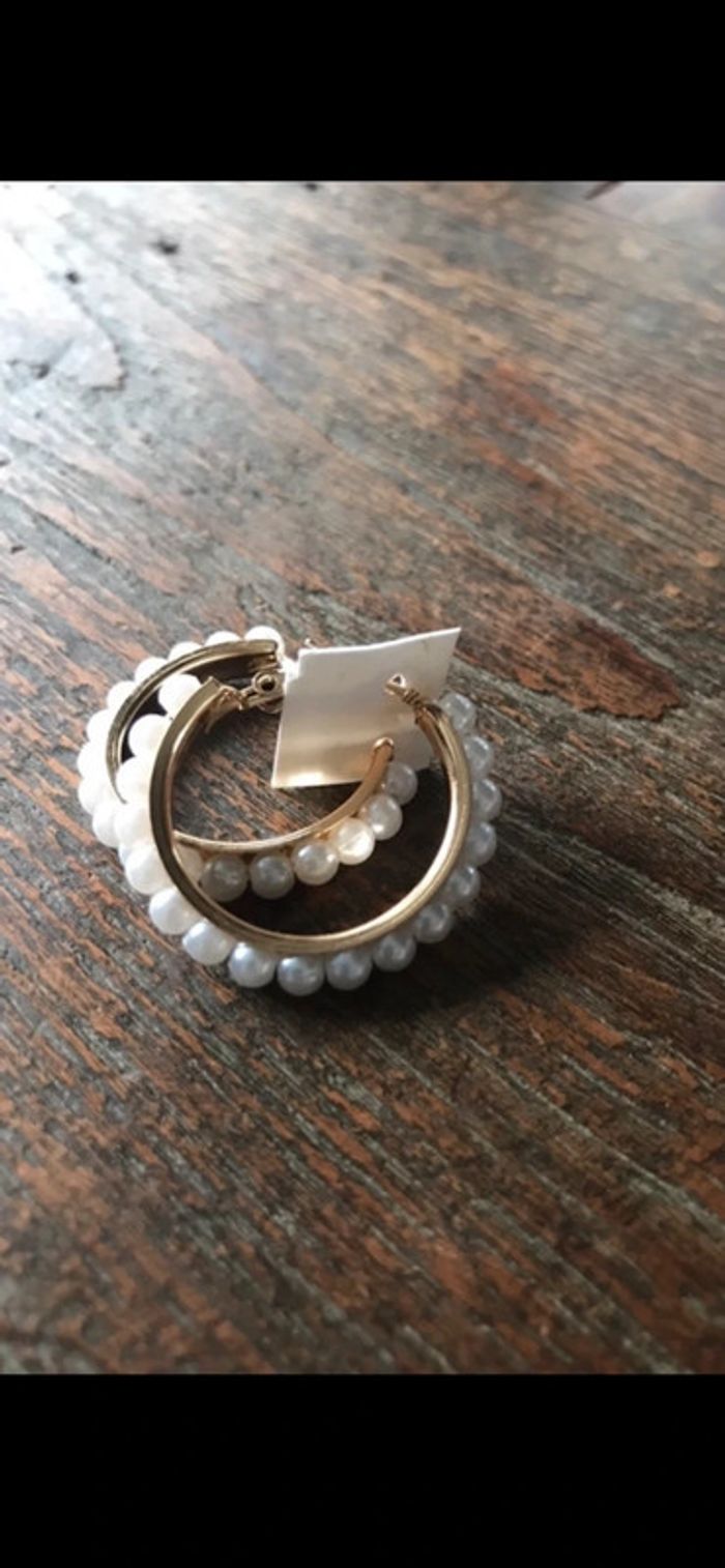 Magnifique paire de boucles d’oreilles petits anneaux avec perles - photo numéro 7