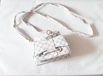 Sac a main blanc et doré style monogramme