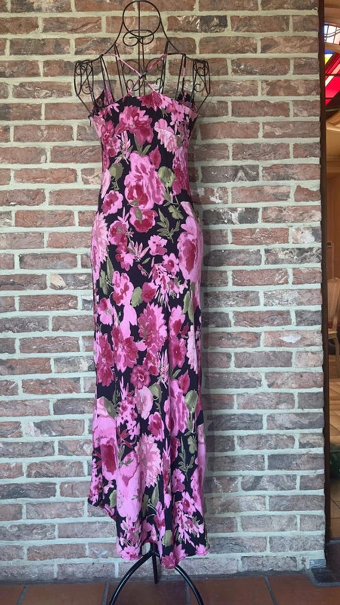Robe noire à fleurs roses asymétrique - photo numéro 13