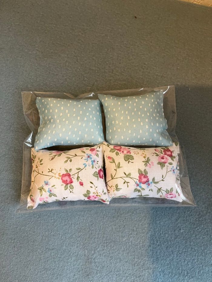 Lot 4 coussins pour barbie Neuf