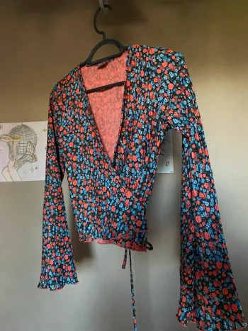 Haut cache cœur noir à fleurs, Pimkie, taille XS