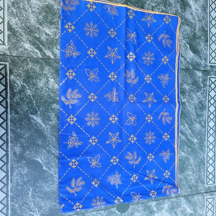 Nappe bleue Francoise Saget 1m90 par 1m50 et ses 12 serviettes 42cm par 42cm