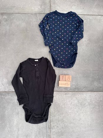 Lot de 2 bodys manches longues taille 24 mois petit bateau et H&M très bon état