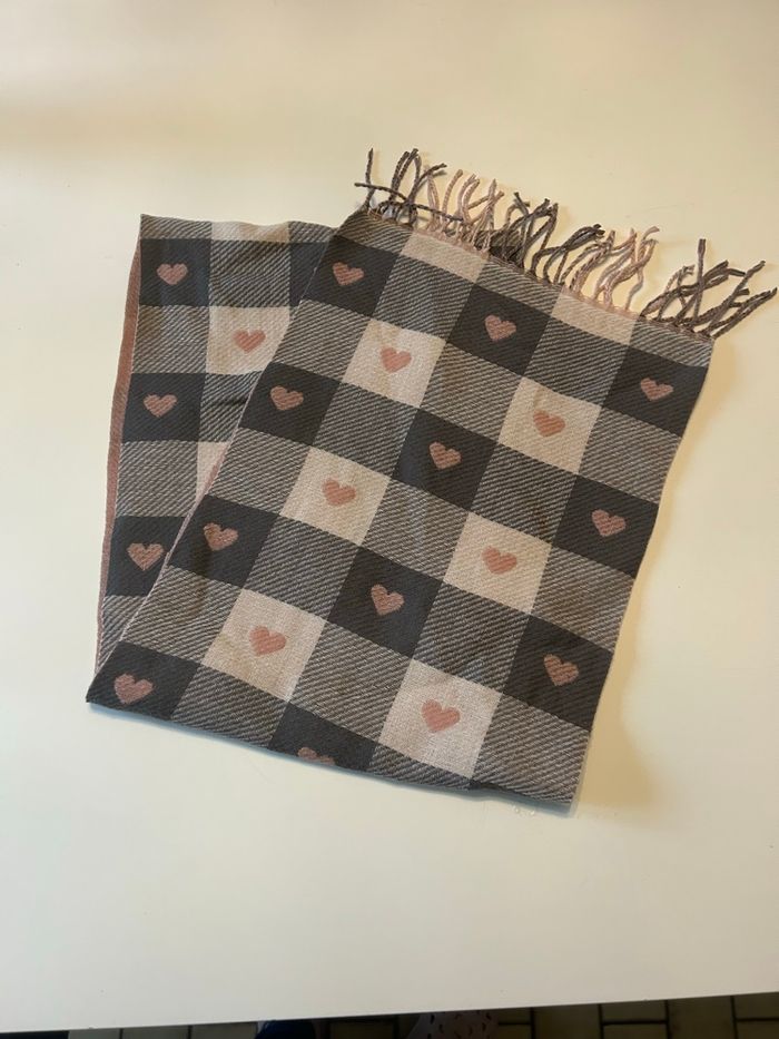 Belle écharpe pour femme couleurs rose, gris et beige motifs cœurs - photo numéro 3