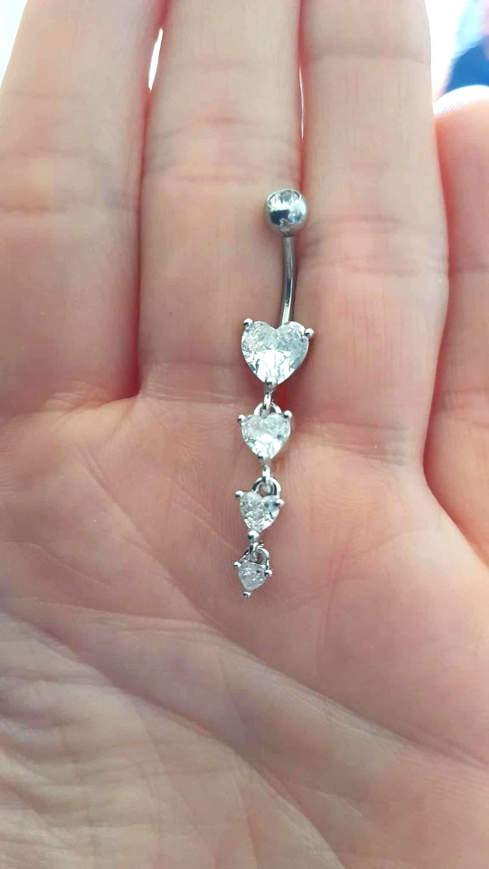 Piercing nombril 4 cœurs suspendus – neuf