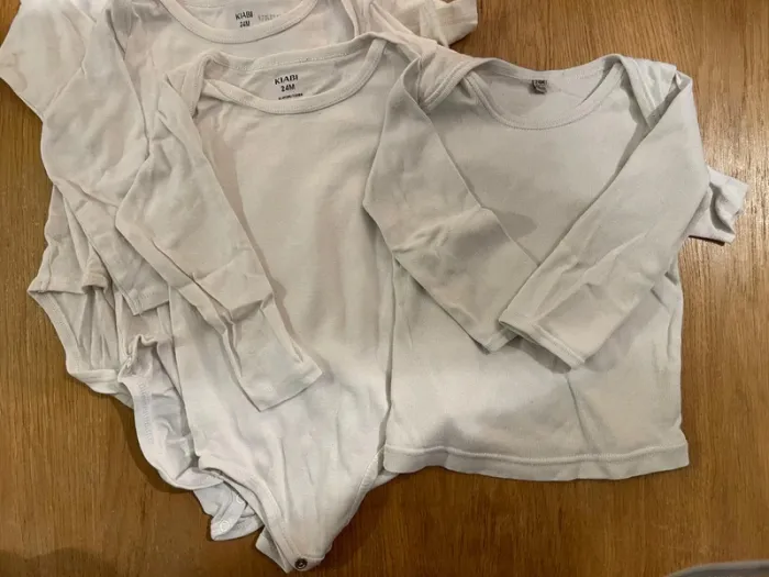 Lot bodies blancs et Tshirt 24 mois (5 pièces ) - photo numéro 2