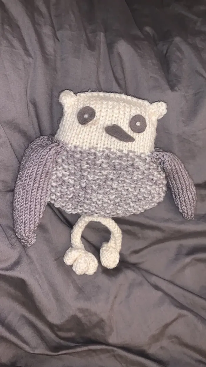 Peluche tricotée mains