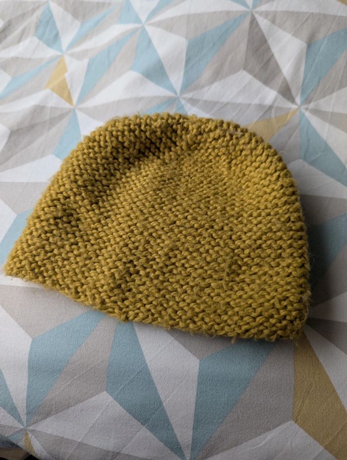 Bonnet laine moutarde tricoté main 1-2 ans