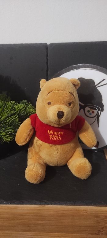 peluche disney Winnie l'ourson ours jaune pull rouge winny the pooh Doudou