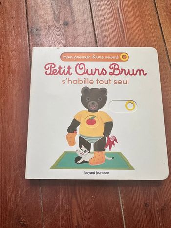 Livre petit ours brun s’habille seul
