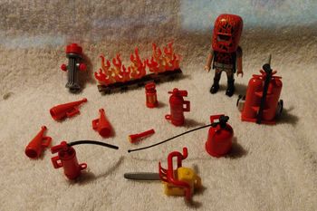 lot Playmobil pompier extincteur lampe tronçonneuse bombonne gaz flamme borne incendie hygiaphone