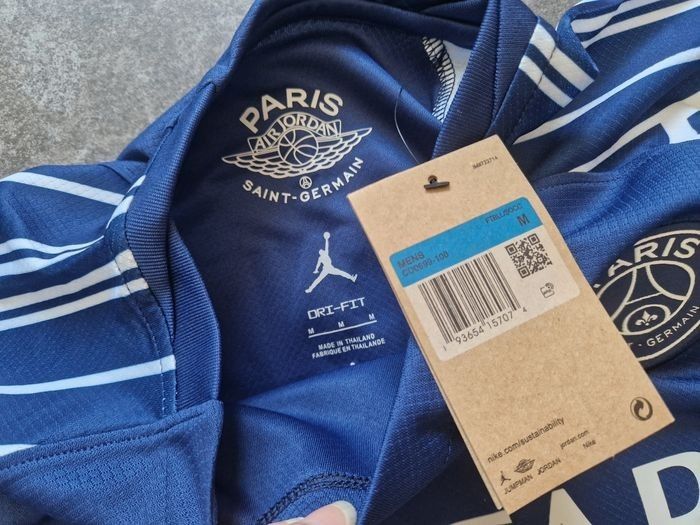 MAILLOT DE FOOT PSG TAILLE M NEUF - photo numéro 2