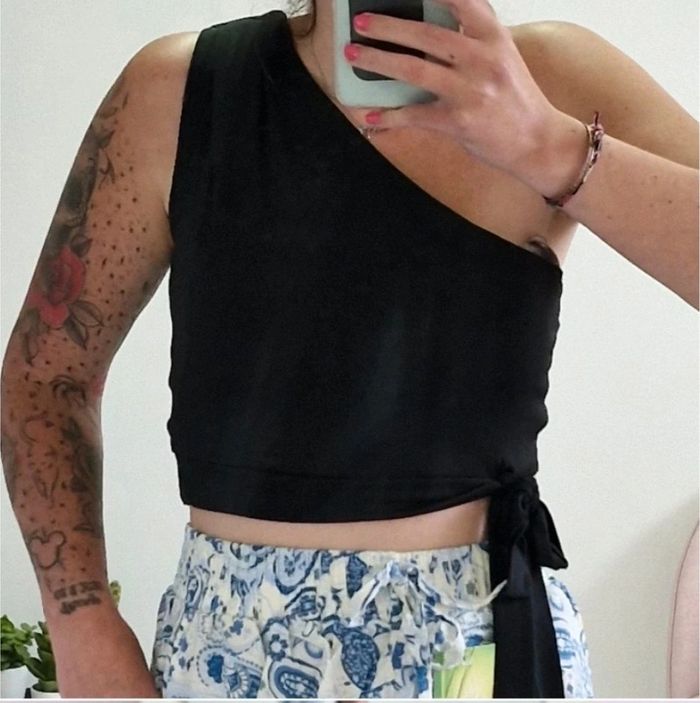 Croc top epaule dénudée. Noir. Neuf avec etiquette.