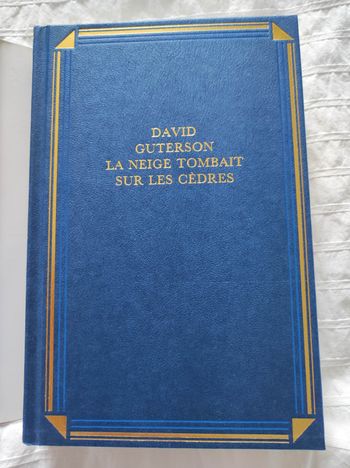 La neige tombait sur les cèdres 