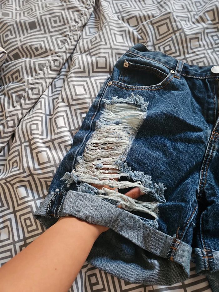 Short court jean effet destroy - photo numéro 2