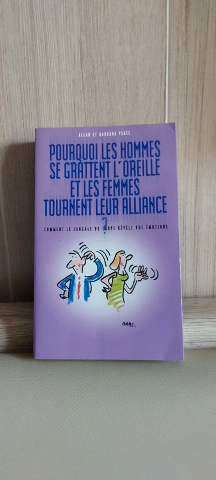 Pourquoi les hommes se grattent l'oreille et les femmes tournent leur alliance