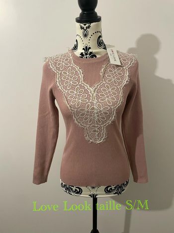 Pull neuf à manches longues rose à dentelle blanc et beige devant Love Look taille S / M