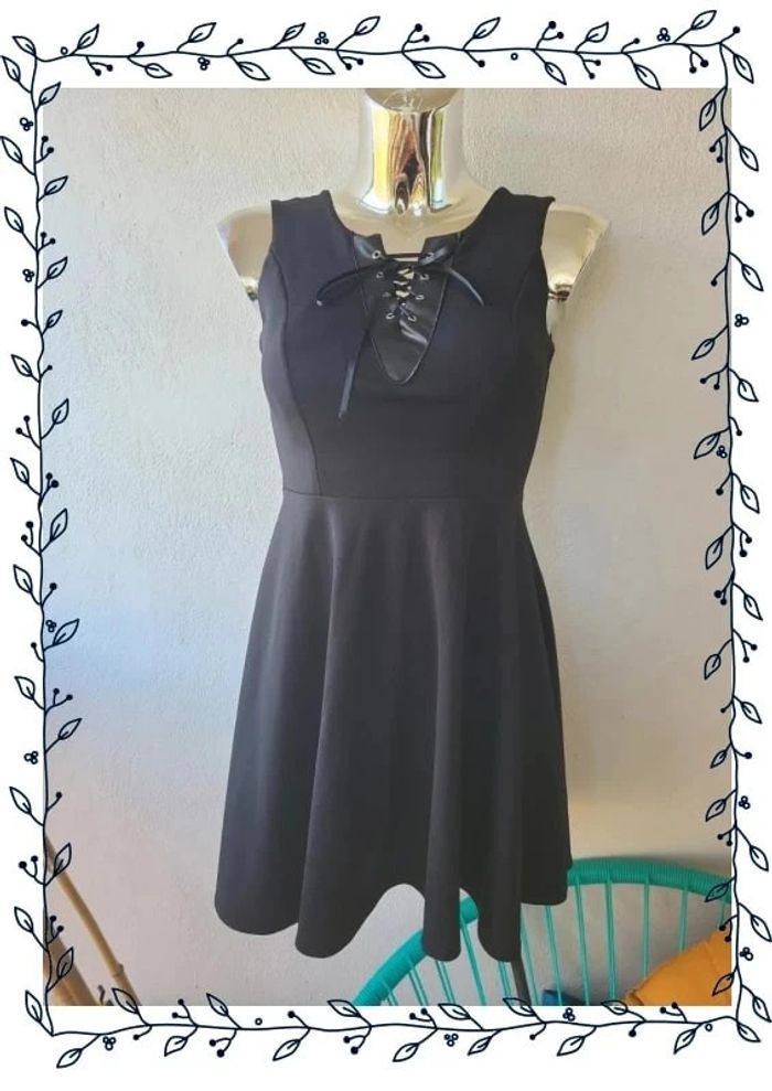Robe noir avec lacets sur le devant