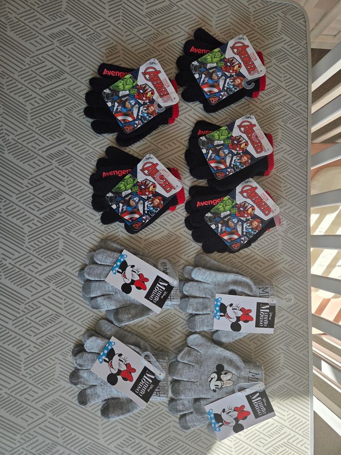 Lot 9 paires de gants neufs Mickey/ minnie et avengers