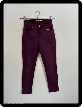 Jean Levi's Femme Bordeaux | Mid Rise Skinny | Taille W26 L30 FR36 | Très Bon État | BP18