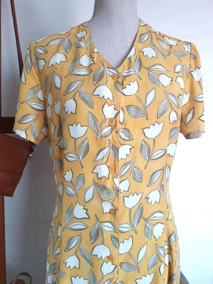 Robe jaune à fleurs vertes et blanc cassé. Claude D'Alban. T46 plutôt 42, 51cm aisselles haut 103cm. - photo numéro 2